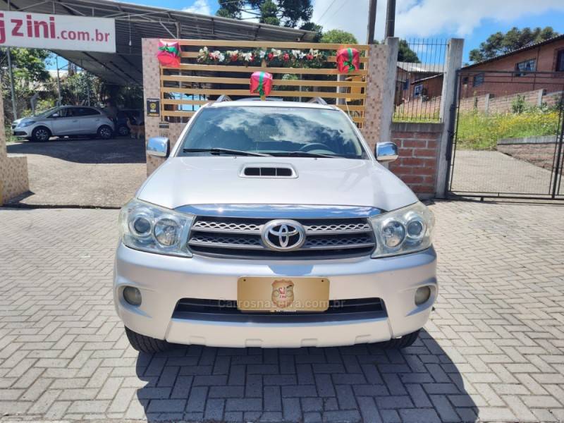 TOYOTA - HILUX SW4 - 2010/2011 - Prata - R$ 135.000,00