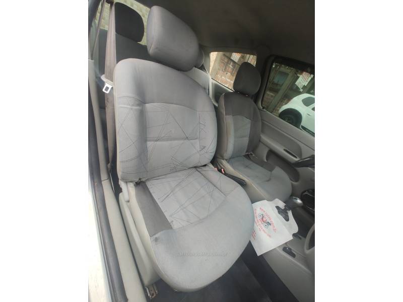 RENAULT - CLIO - 2004/2004 - Prata - R$ 12.900,00
