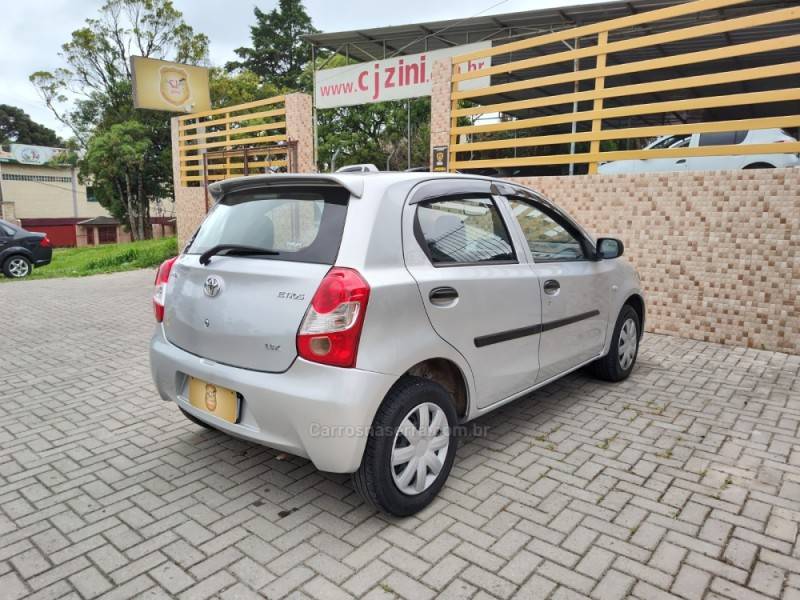 TOYOTA - ETIOS - 2013/2013 - Prata - R$ 35.900,00