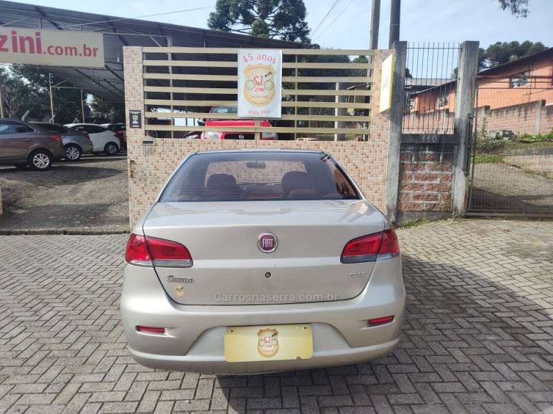 FIAT - SIENA - 2013/2014 - Bege - R$ 36.900,00