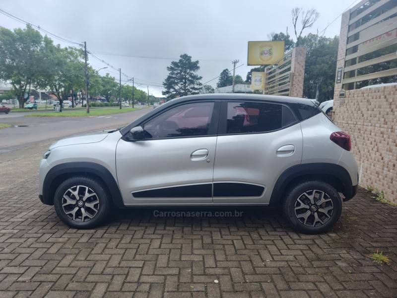 RENAULT - KWID - 2022/2023 - Prata - R$ 53.900,00