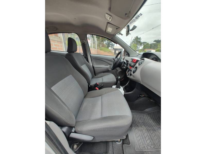 TOYOTA - ETIOS - 2013/2013 - Prata - R$ 38.900,00