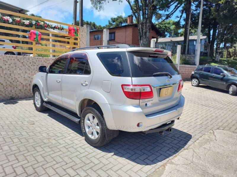 TOYOTA - HILUX SW4 - 2010/2011 - Prata - R$ 129.900,00