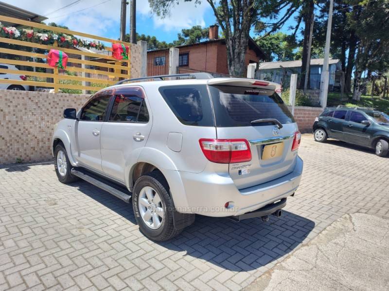 TOYOTA - HILUX SW4 - 2010/2011 - Prata - R$ 135.000,00