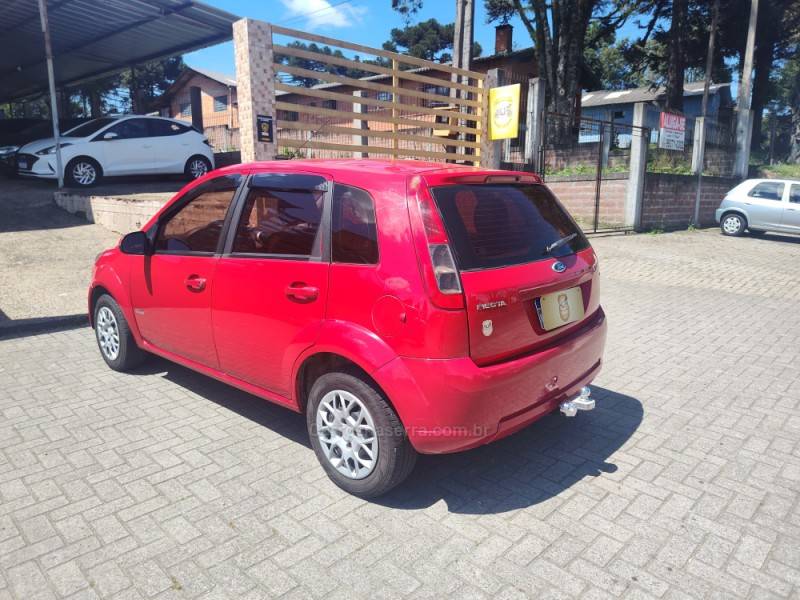 FORD - FIESTA - 2012/2013 - Vermelha - R$ 31.900,00