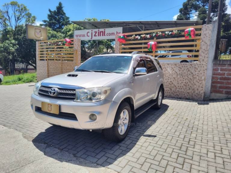 TOYOTA - HILUX SW4 - 2010/2011 - Prata - R$ 129.900,00
