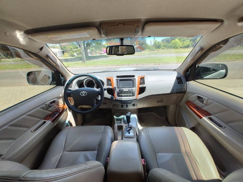 TOYOTA - HILUX SW4 - 2010/2011 - Prata - R$ 129.900,00