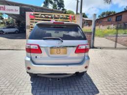 TOYOTA - HILUX SW4 - 2010/2011 - Prata - R$ 129.900,00