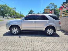 TOYOTA - HILUX SW4 - 2010/2011 - Prata - R$ 135.000,00