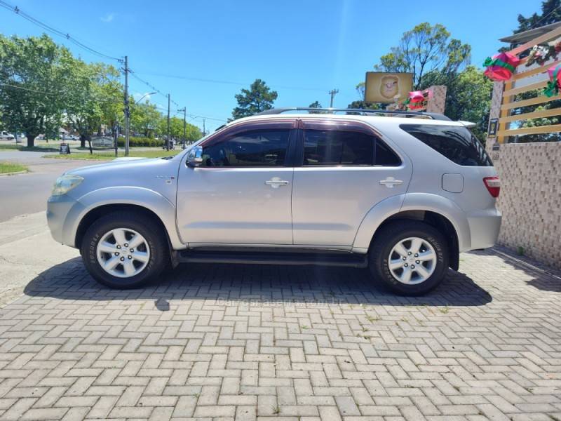 TOYOTA - HILUX SW4 - 2010/2011 - Prata - R$ 129.900,00