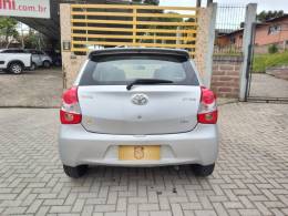TOYOTA - ETIOS - 2013/2013 - Prata - R$ 38.900,00