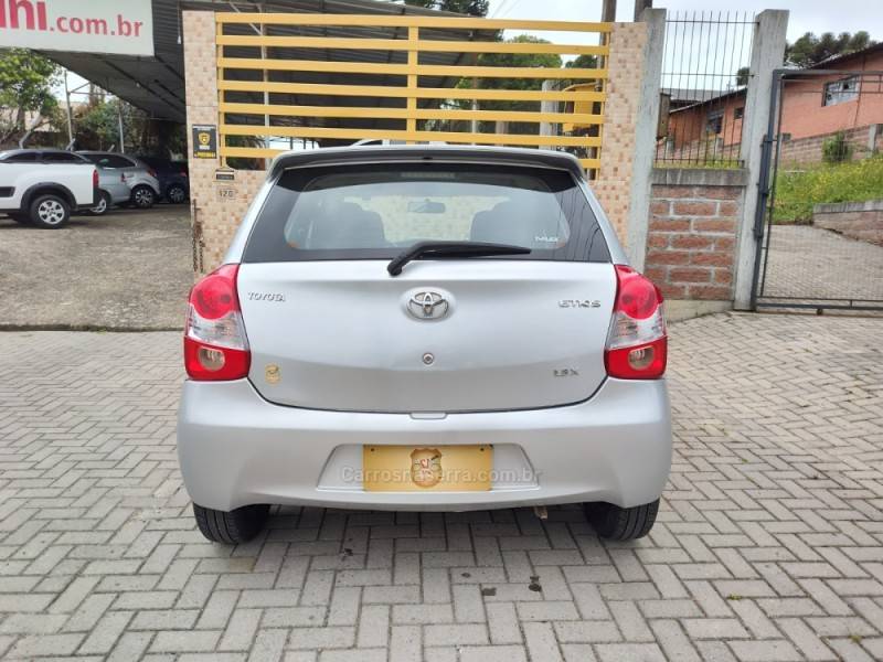 TOYOTA - ETIOS - 2013/2013 - Prata - R$ 38.900,00