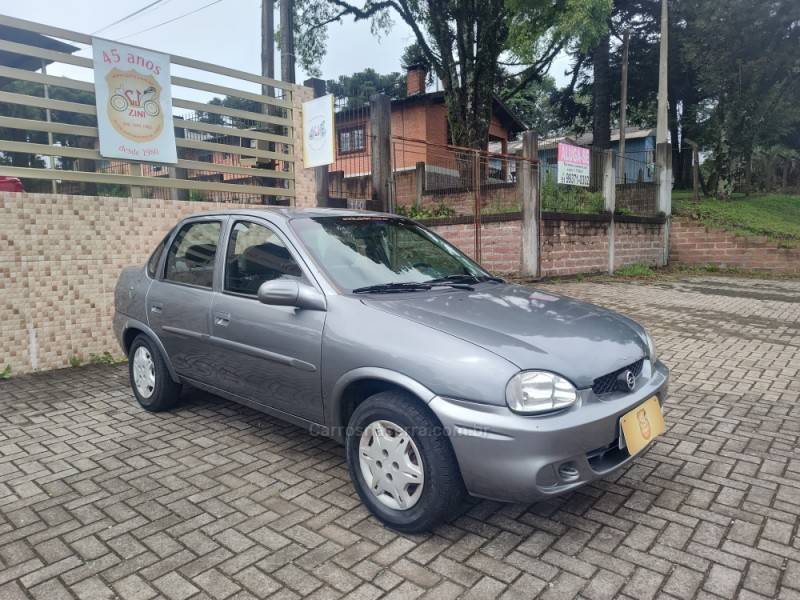 CHEVROLET - CORSA - 2001/2001 - Cinza - R$ 13.500,00