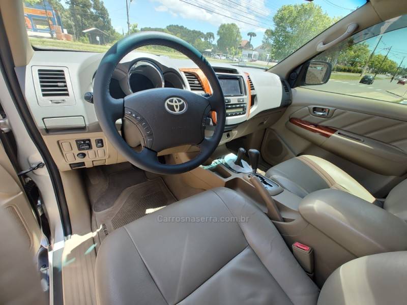TOYOTA - HILUX SW4 - 2010/2011 - Prata - R$ 129.900,00