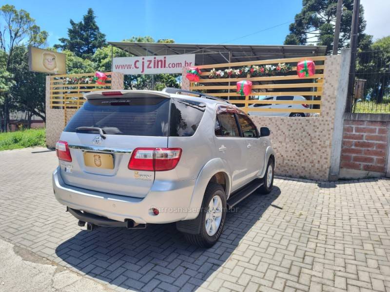 TOYOTA - HILUX SW4 - 2010/2011 - Prata - R$ 135.000,00