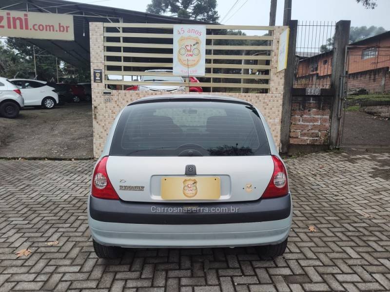 RENAULT - CLIO - 2004/2004 - Prata - R$ 12.900,00