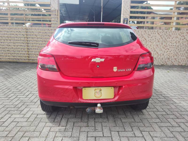 CHEVROLET - ONIX - 2015/2016 - Vermelha - R$ 56.900,00