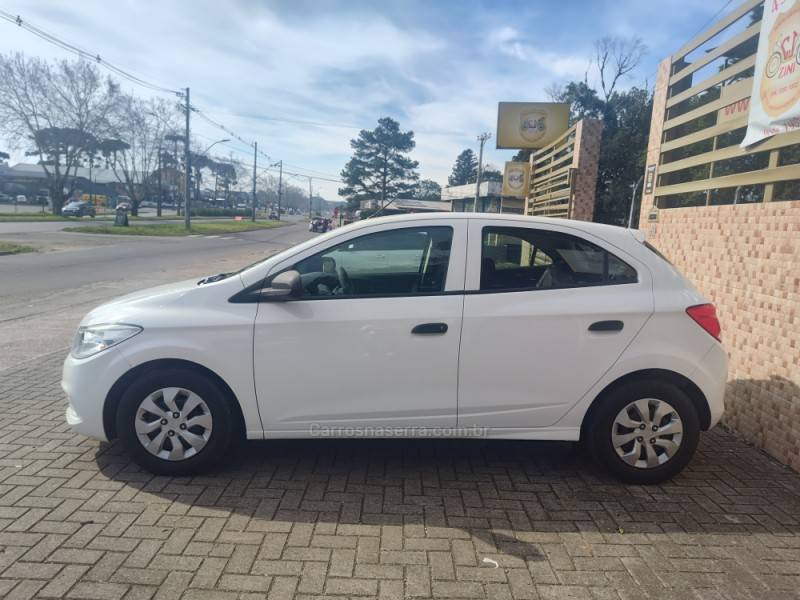 CHEVROLET - ONIX - 2017/2018 - Branca - R$ 48.900,00
