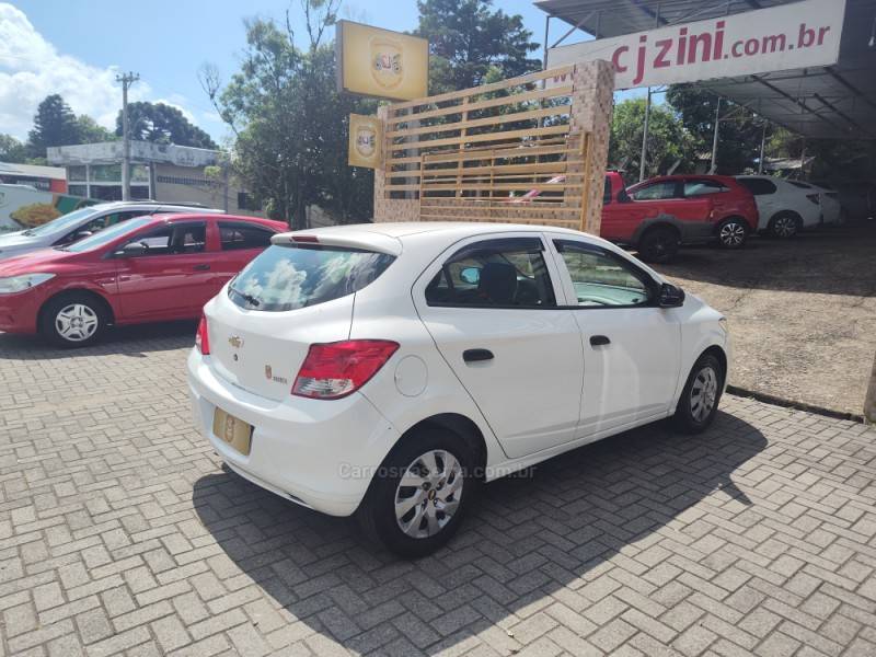 CHEVROLET - ONIX - 2018/2018 - Branca - R$ 46.900,00