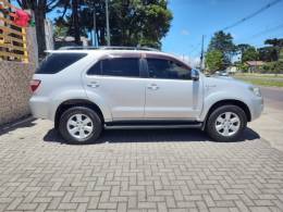 TOYOTA - HILUX SW4 - 2010/2011 - Prata - R$ 135.000,00