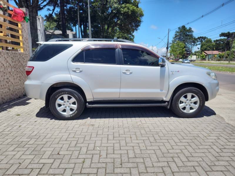 TOYOTA - HILUX SW4 - 2010/2011 - Prata - R$ 129.900,00