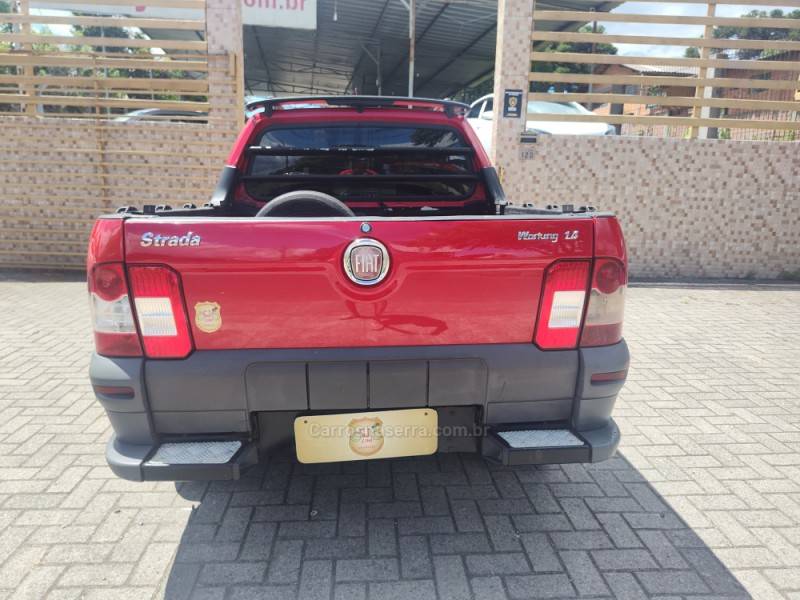 FIAT - STRADA - 2010/2011 - Vermelha - R$ 38.900,00