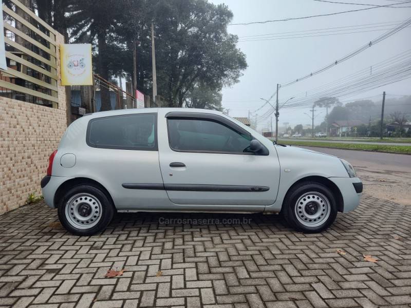 RENAULT - CLIO - 2004/2004 - Prata - R$ 12.900,00