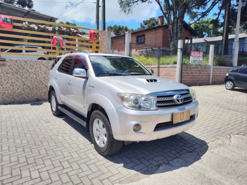 TOYOTA - HILUX SW4 - 2010/2011 - Prata - R$ 129.900,00