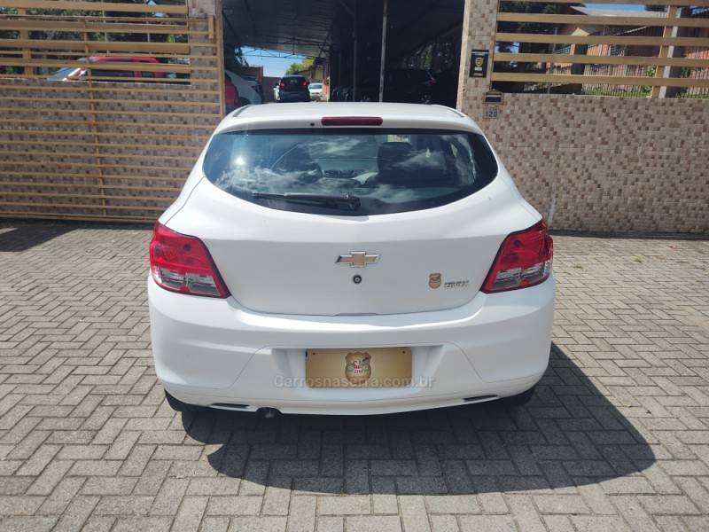 CHEVROLET - ONIX - 2018/2018 - Branca - R$ 46.900,00