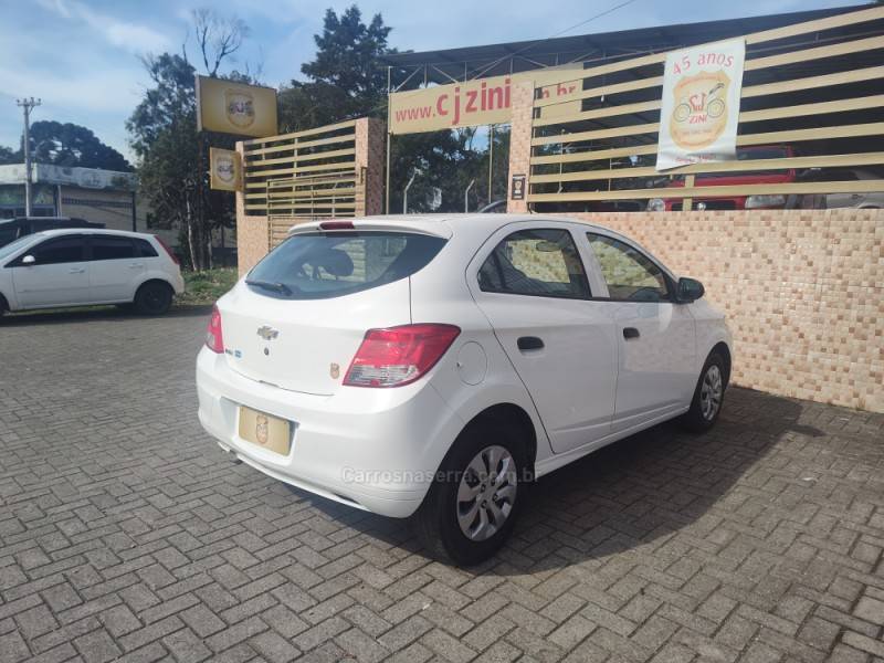 CHEVROLET - ONIX - 2017/2018 - Branca - R$ 48.900,00