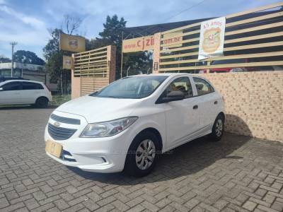 CHEVROLET - ONIX - 2017/2018 - Branca - R$ 48.900,00