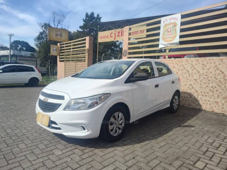 CHEVROLET - ONIX - 2017/2018 - Branca - R$ 48.900,00