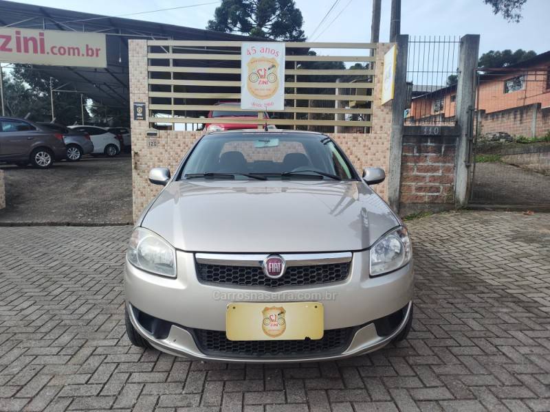 FIAT - SIENA - 2013/2014 - Bege - R$ 36.900,00