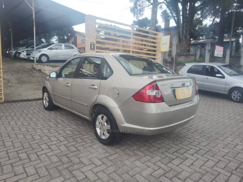 FORD - FIESTA - 2006/2007 - Prata - R$ 21.900,00