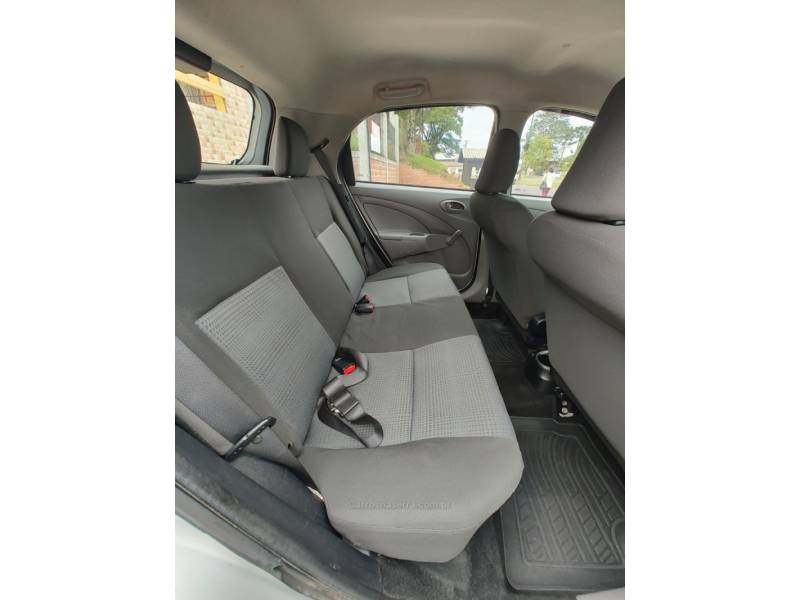 TOYOTA - ETIOS - 2013/2013 - Prata - R$ 38.900,00