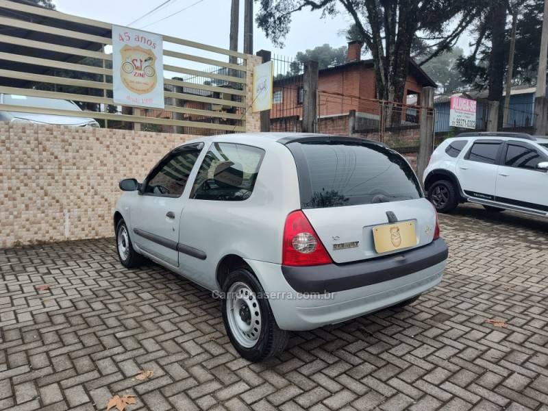 RENAULT - CLIO - 2004/2004 - Prata - R$ 12.900,00
