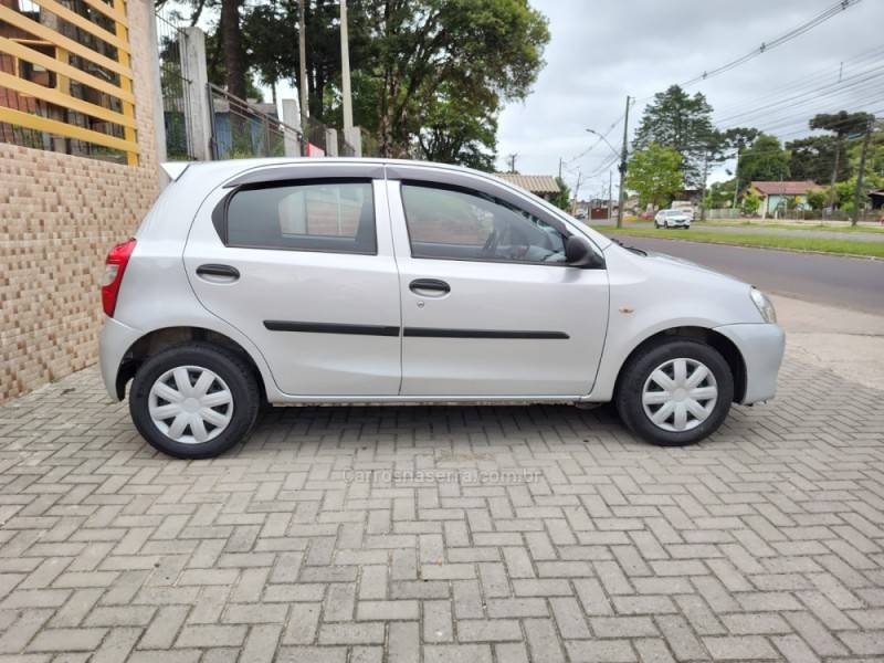 TOYOTA - ETIOS - 2013/2013 - Prata - R$ 35.900,00