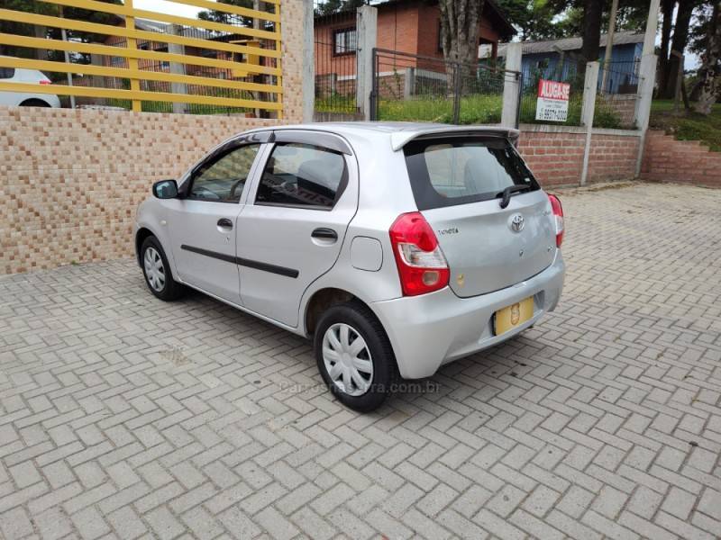 TOYOTA - ETIOS - 2013/2013 - Prata - R$ 34.900,00