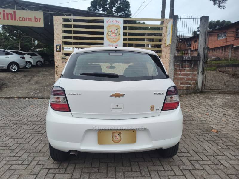 CHEVROLET - AGILE - 2010/2011 - Branca - R$ 28.900,00
