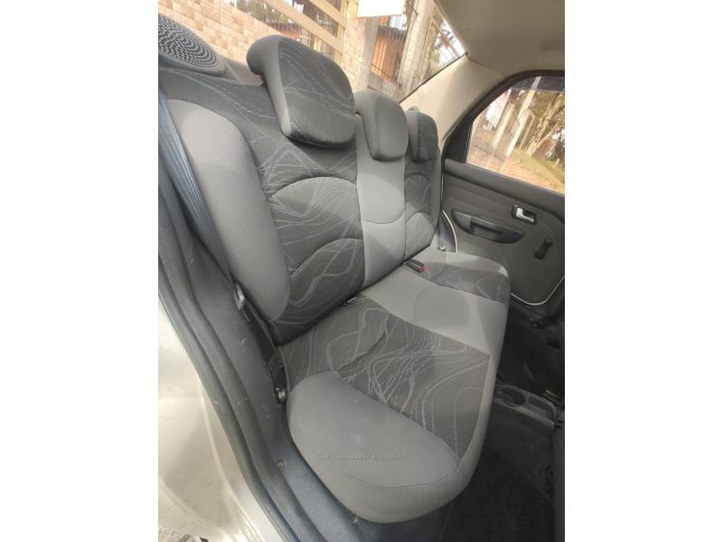 FIAT - SIENA - 2013/2014 - Bege - R$ 36.900,00