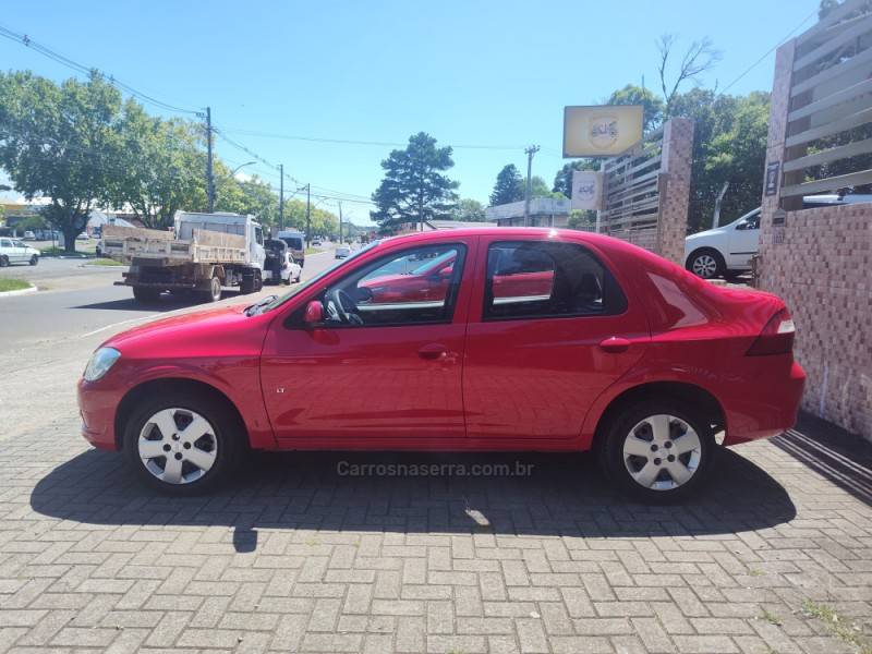 CHEVROLET - PRISMA - 2011/2012 - Vermelha - R$ 29.900,00