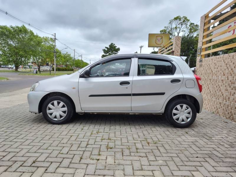 TOYOTA - ETIOS - 2013/2013 - Prata - R$ 38.900,00