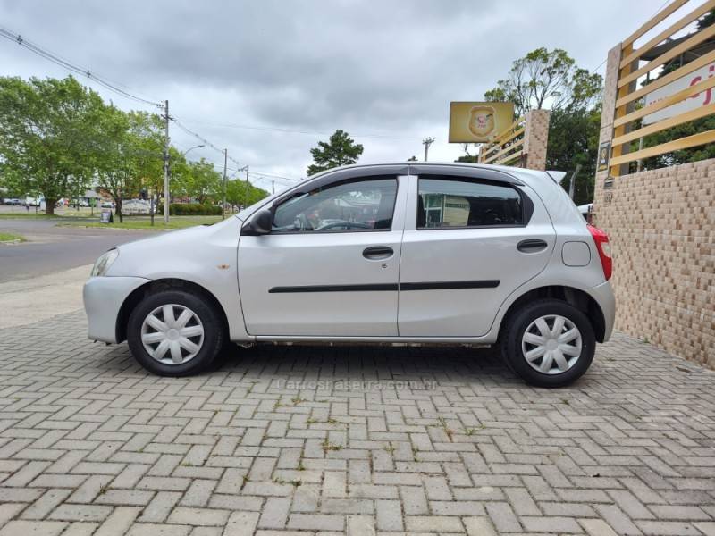 TOYOTA - ETIOS - 2013/2013 - Prata - R$ 34.900,00